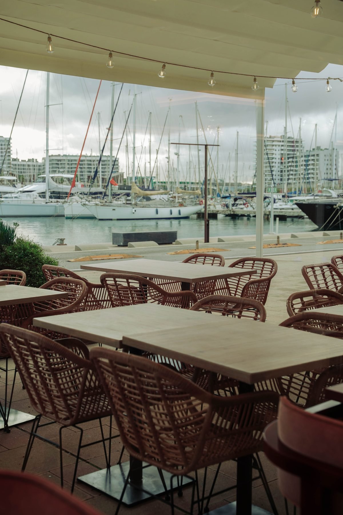 Terraza frente a los barcos